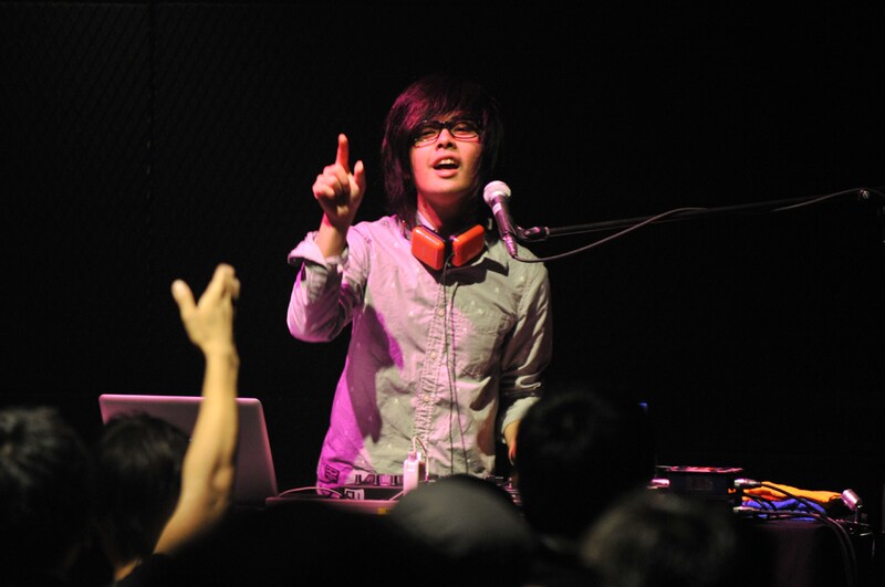DJ'TEKINA//SOMETHING(ゆよゆっぺ)(撮影:柴田和彦)