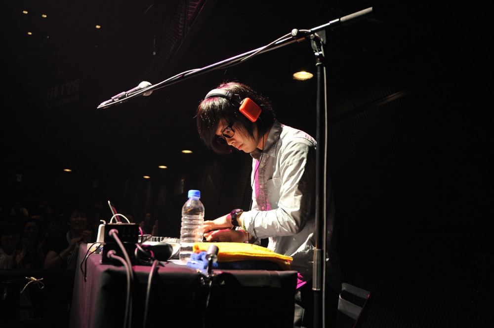 DJ'TEKINA//SOMETHING（ゆよゆっぺ）のDJの様子。（撮影：柴田和彦）