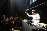 DJ'TEKINA//SOMETHING（ゆよゆっぺ）のDJの様子。（撮影：柴田和彦）