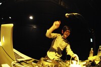 DJ'TEKINA//SOMETHING（ゆよゆっぺ）のDJの様子。（撮影：柴田和彦）