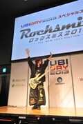 ステージイベントで「ロックスミス 2014」をプレイするKenKen（B / RIZE）。