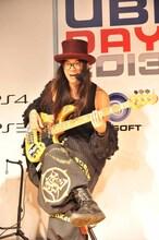 ステージイベントで「ロックスミス 2014」をプレイするKenKen（B / RIZE）。