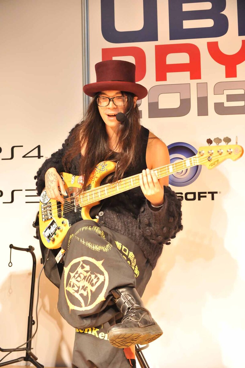 ステージイベントで「ロックスミス 2014」をプレイするKenKen（B / RIZE）。