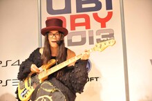 ステージイベントで「ロックスミス 2014」をプレイするKenKen（B / RIZE）。