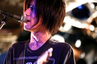 写真は新宿タワーレコード15周年感謝祭の一環として開催された、10月18日の東京・新宿LOFT公演の模様。