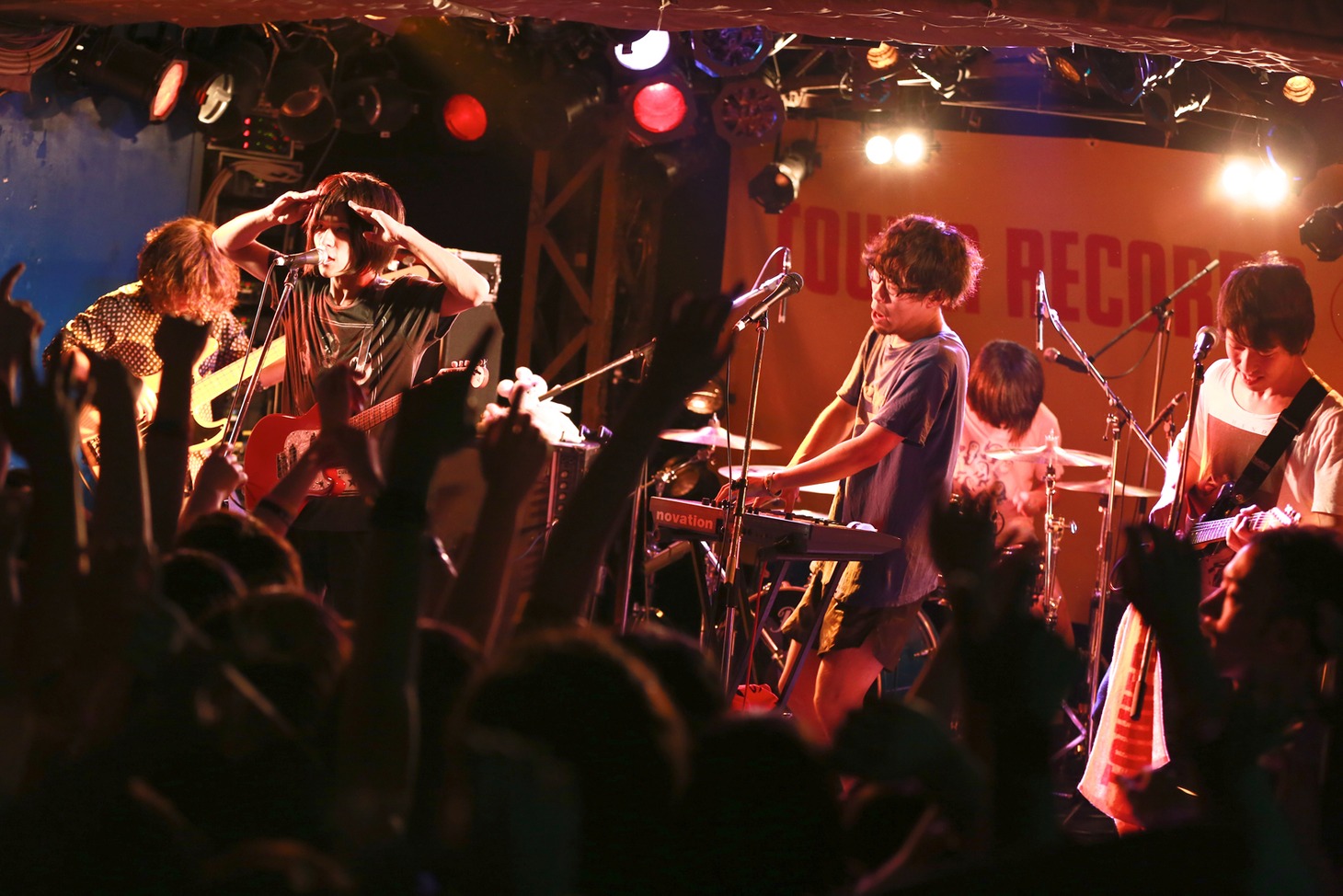 写真は新宿タワーレコード15周年感謝祭の一環として開催された、10月18日の東京・新宿LOFT公演の模様。