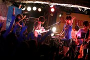 写真は新宿タワーレコード15周年感謝祭の一環として開催された、10月18日の東京・新宿LOFT公演の模様。
