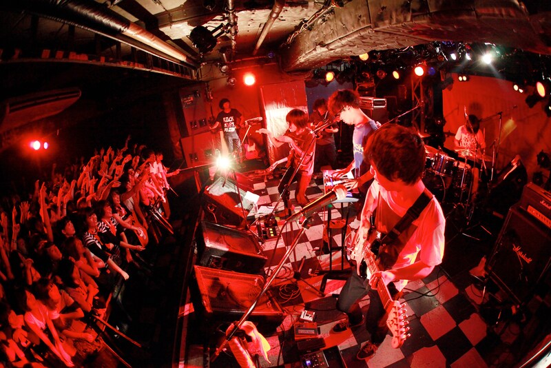 写真は新宿タワーレコード15周年感謝祭の一環として開催された、10月18日の東京・新宿LOFT公演の模様。