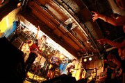 写真は新宿タワーレコード15周年感謝祭の一環として開催された、10月18日の東京・新宿LOFT公演の模様。