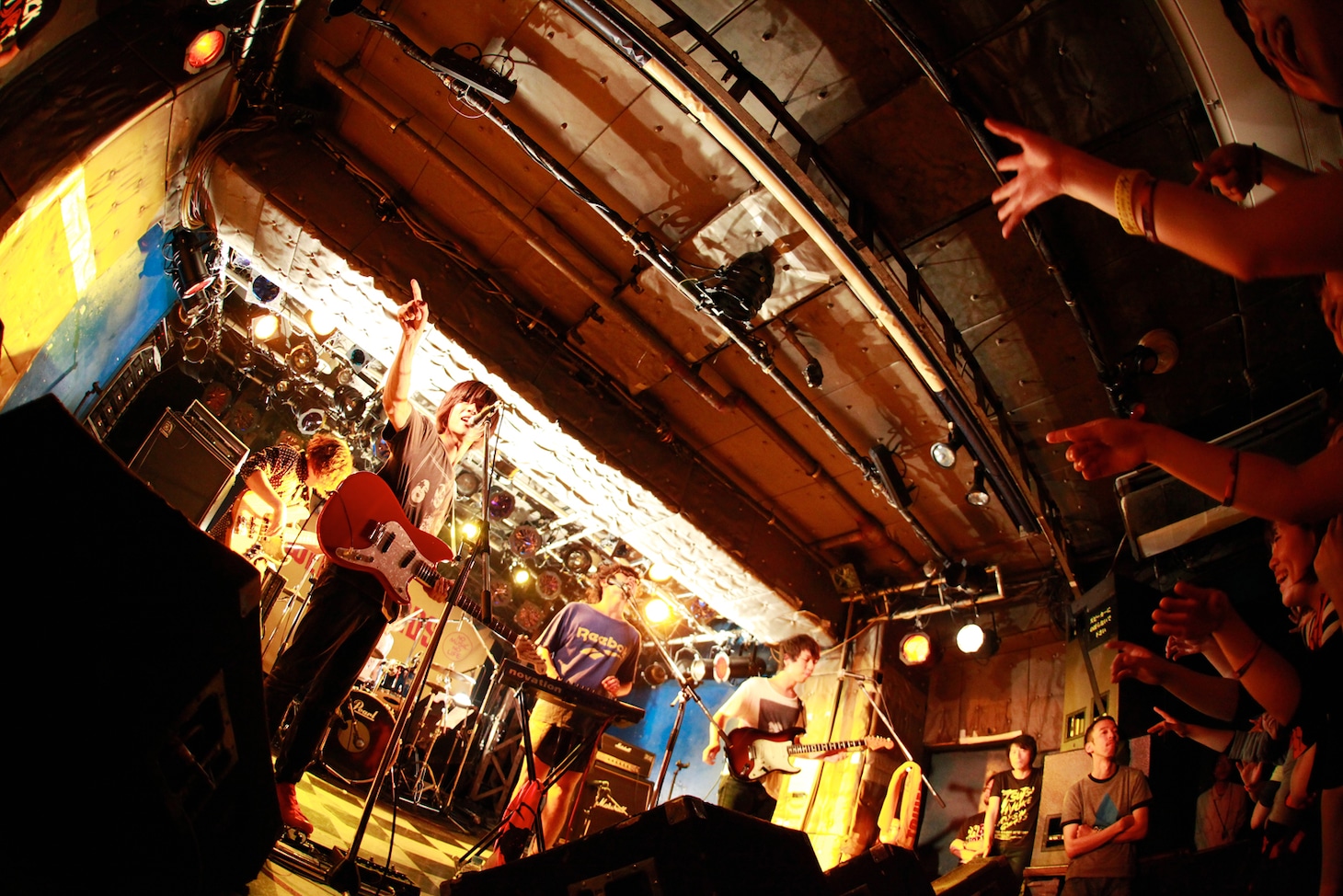 写真は新宿タワーレコード15周年感謝祭の一環として開催された、10月18日の東京・新宿LOFT公演の模様。