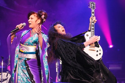 左から八代亜紀、マーティ・フリードマン。