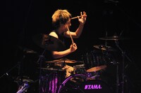 隈（Dr）（撮影：柴田和彦）