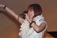 「DUAL＊ Vol.2」で熱唱するYun*chi。
