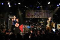 「シブカル祭。2013 N'夙川BOYS presents フレフレ！全力女子達とロックンロール！」でパフォーマンスするN'夙川BOYS。