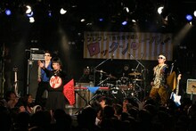 「シブカル祭。2013 N'夙川BOYS presents フレフレ！全力女子達とロックンロール！」でパフォーマンスするN'夙川BOYS。