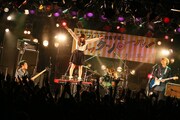 「シブカル祭。2013 N'夙川BOYS presents フレフレ！全力女子達とロックンロール！」でのゲスの極み乙女。のパフォーマンスの様子。