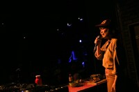 「シブカル祭。2013 N'夙川BOYS presents フレフレ！全力女子達とロックンロール！」でパフォーマンスをするDJみそしるとMCごはん。