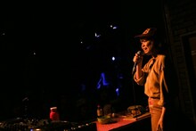 「シブカル祭。2013 N'夙川BOYS presents フレフレ！全力女子達とロックンロール！」でパフォーマンスをするDJみそしるとMCごはん。