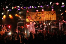 「シブカル祭。2013 N'夙川BOYS presents フレフレ！全力女子達とロックンロール！」でパフォーマンスをするbomi。