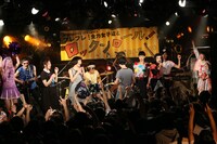 「シブカル祭。2013 N'夙川BOYS presents フレフレ！全力女子達とロックンロール！」内で行われた「シュクコレ！」の様子。