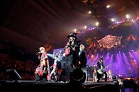 今週の人気の画像2位は「VAMPS主催ハロウィンライブ開幕、サプライズに会場沸騰」より、「HALLOWEEN PARTY 2013」神戸ワールド記念ホール公演初日の様子。（撮影：緒車寿一、田中和子）