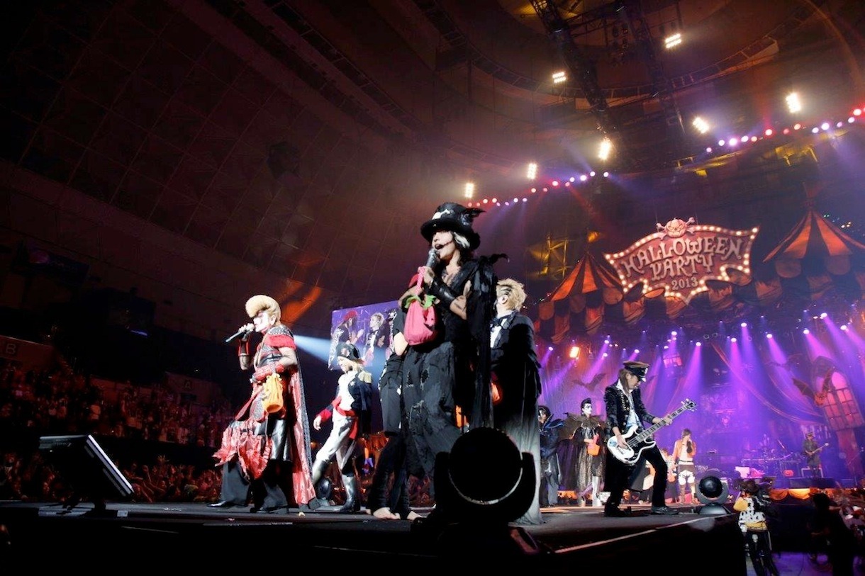 「HALLOWEEN PARTY 2013」神戸ワールド記念ホール公演初日の様子。（撮影：緒車寿一、田中和子）