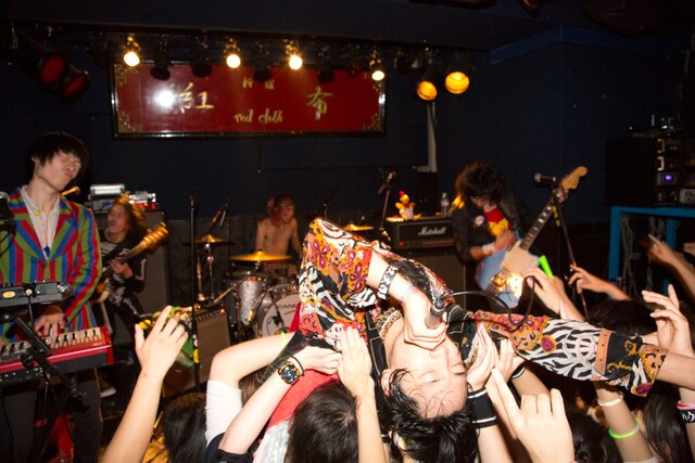 爆弾ジョニー「続 月刊爆弾ジョニー ～感謝祭ワンマン～」の様子。（撮影：新保勇樹）