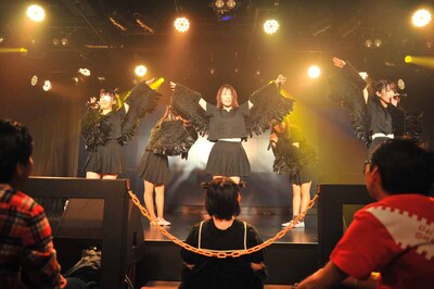 BELLRING少女ハートによる歌唱の様子。