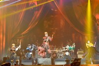 今週の人気の画像8位は「VAMPS主催ハロウィンライブ開幕、サプライズに会場沸騰」より、氣志團。（撮影：緒車寿一、田中和子）