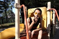 公園で葉巻をくゆらす清竜人。