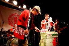 怒髪天「響都ノ宴」鏡開きの様子。