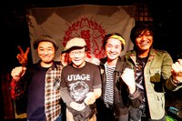 怒髪天メンバーと京都磔磔の水島博範オーナー。