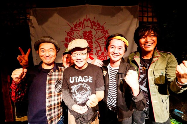 怒髪天メンバーと京都磔磔の水島博範オーナー。