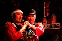 法被姿の坂詰克彦（Dr / 左）と清水泰次（B / 右）。