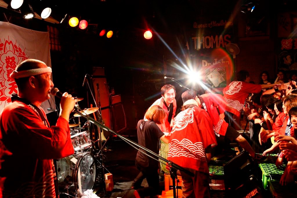 怒髪天「響都ノ宴」の様子。