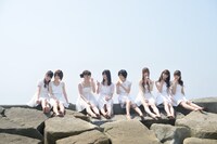 乃木坂46写真集「乃木坂派」より。左から高山一実、橋本奈々未、白石麻衣、生田絵梨花、生駒里奈、松村沙友理、西野七瀬、桜井玲香。