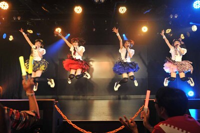 乙女新党による歌唱の様子。