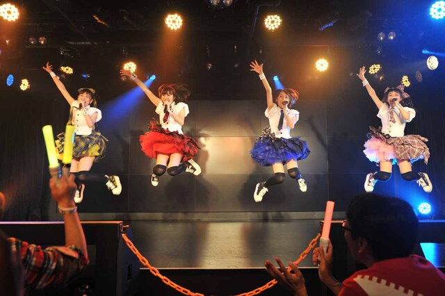 乙女新党による歌唱の様子。