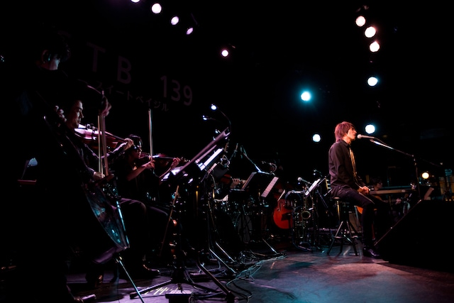 吉井和哉「AT THE SWEET BASIL ～スイートベイジルの夜～」東京・六本木STB139公演の様子。（撮影：山本倫子）