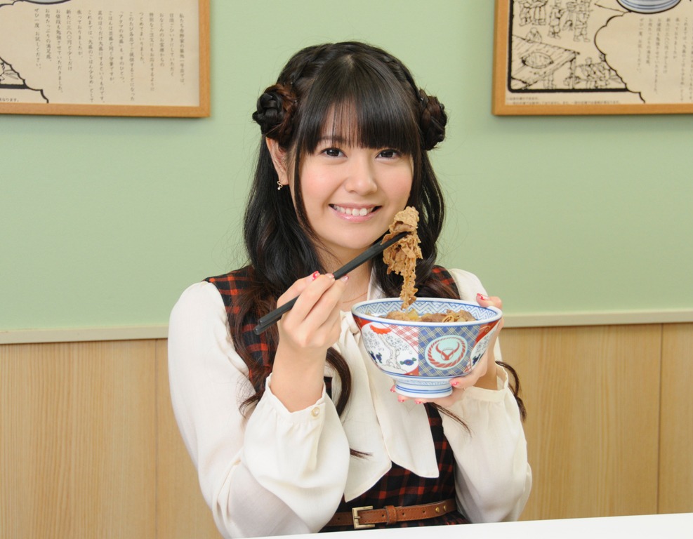 牛肉をつまんで満面の笑みを浮かべる竹達彩奈。