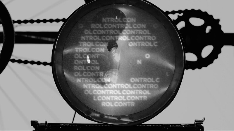 「CONTROL」ビデオクリップのワンシーン。