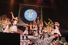 「私立恵比寿中学オータムデフスターCOMECOMEツアー2013～デラックス・ジャム・ジャンボリー・ネオ～」Zepp Tokyo公演の様子。