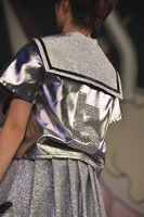 新衣装にはメンバーそれぞれの出席番号がラメで書かれている。