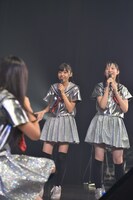 鈴木裕乃（左）と松野莉奈（右）。