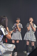 鈴木裕乃（左）と松野莉奈（右）。