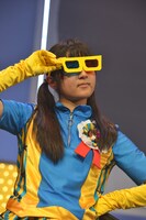 未確認中学生ミズクロップス。3Dメガネのようなグラスは目から出るビームを抑えるものとのこと。