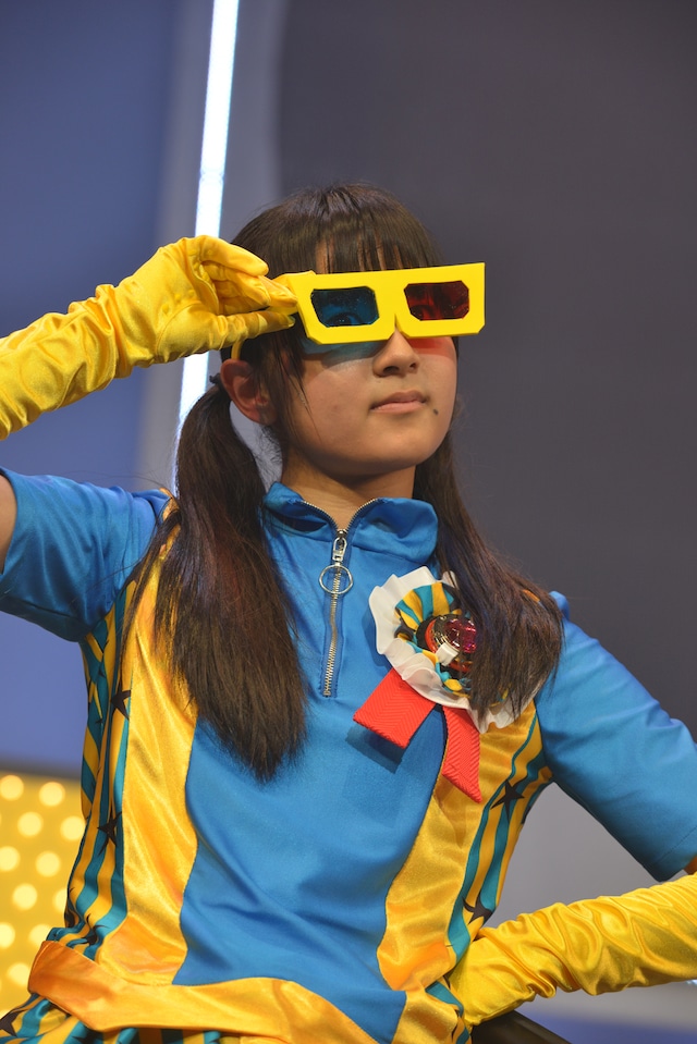 未確認中学生ミズクロップス。3Dメガネのようなグラスは目から出るビームを抑えるものとのこと。