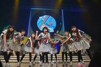 新曲「I'm your MANAGER!!!」を歌う私立恵比寿中学。