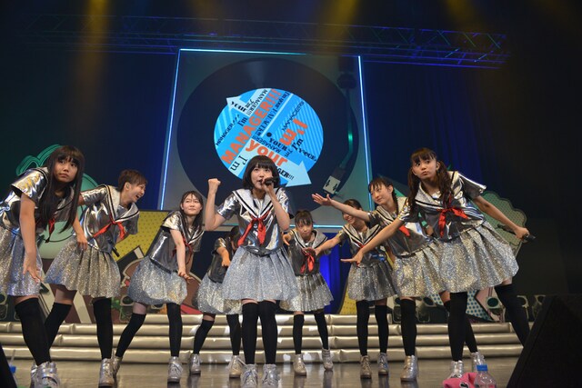 新曲「I'm your MANAGER!!!」を歌う私立恵比寿中学。