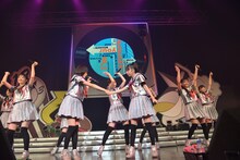 新曲「I'm your MANAGER!!!」を披露する私立恵比寿中学。